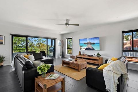 NEW - Sunrise Waters Holiday House - Dalby Accommodation 2