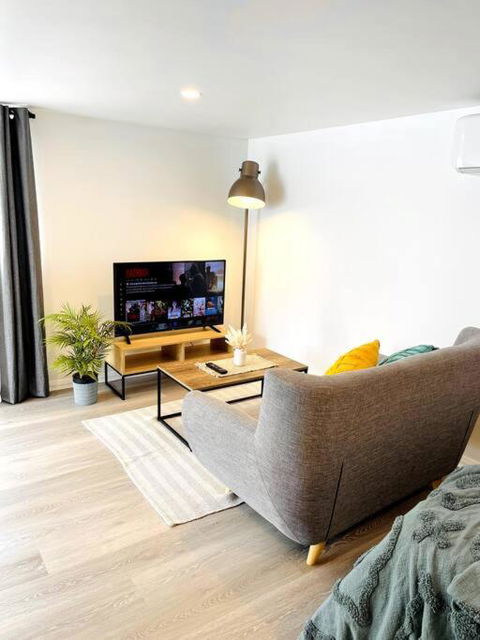 Newly Renovated Contemporary Private Studio Near Hobart CBD And Airport - Dalby Accommodation 3