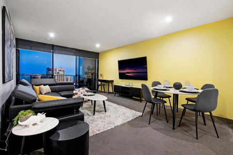 OCEAN VIEW - One Bedroom Spa Apartment - Circle On Cavill - Self Contained, Privately Managed - Dalby Accommodation 2