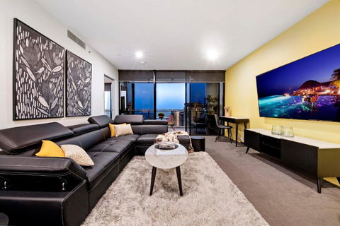 OCEAN VIEW - One Bedroom Spa Apartment - Circle On Cavill - Self Contained, Privately Managed - Dalby Accommodation 1