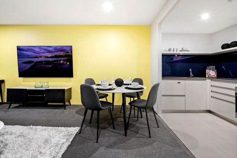 OCEAN VIEW - One Bedroom Spa Apartment - Circle On Cavill - Self Contained, Privately Managed - Dalby Accommodation 3