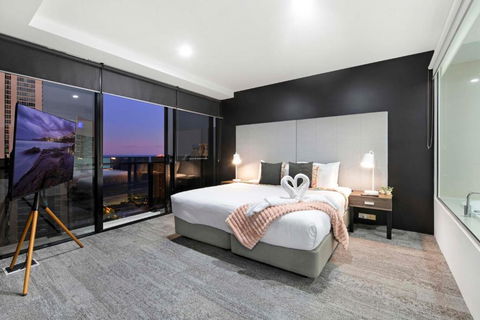 OCEAN VIEW - One Bedroom Spa Apartment - Circle On Cavill - Self Contained, Privately Managed - Dalby Accommodation 0