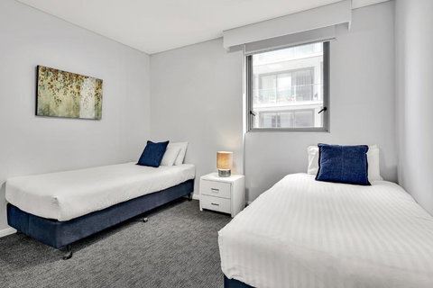 North Sydney Large Two Bedroom MIL2252402 - Dalby Accommodation 3