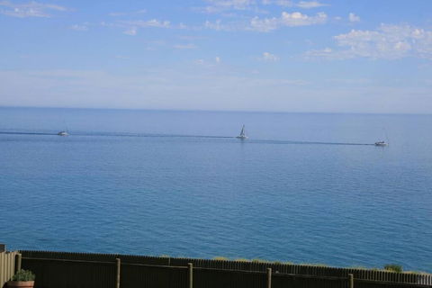 Ocean Blue KI. Absolute Ocean Front, Free WiFi - Dalby Accommodation 3