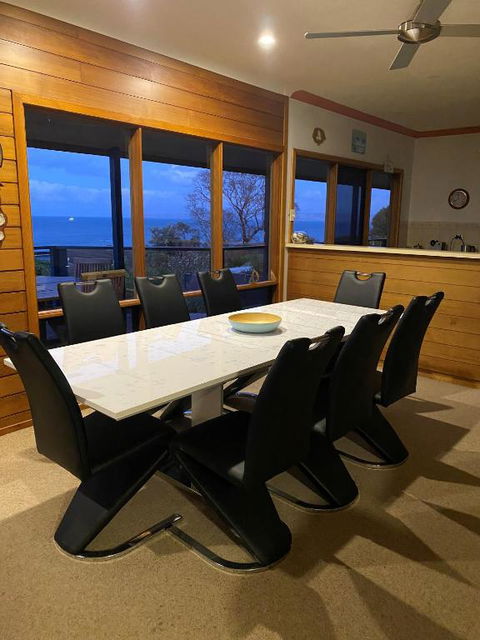 Ocean Blue KI. Absolute Ocean Front, Free WiFi - Dalby Accommodation 2