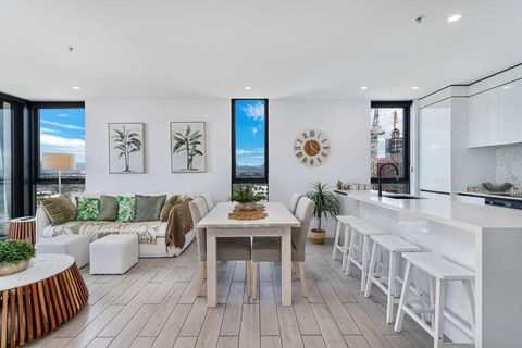 OPUS Apartment - Beach At Your Doorstep Short Walk To Light Rail - Dalby Accommodation 3