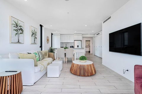 OPUS Apartment - Beach At Your Doorstep Short Walk To Light Rail - Dalby Accommodation 2