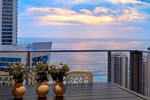 OCEAN VIEW APARTMENTS - Circle On Cavill - Self Contained & Privately Managed - Dalby Accommodation 0