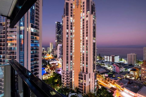 OCEAN VIEW APARTMENTS - Circle On Cavill - Self Contained & Privately Managed - Dalby Accommodation 1