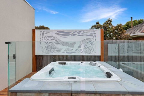 OG Spa Retreat- 3 Bedroom, Spa, Central, Aircon - Dalby Accommodation 0