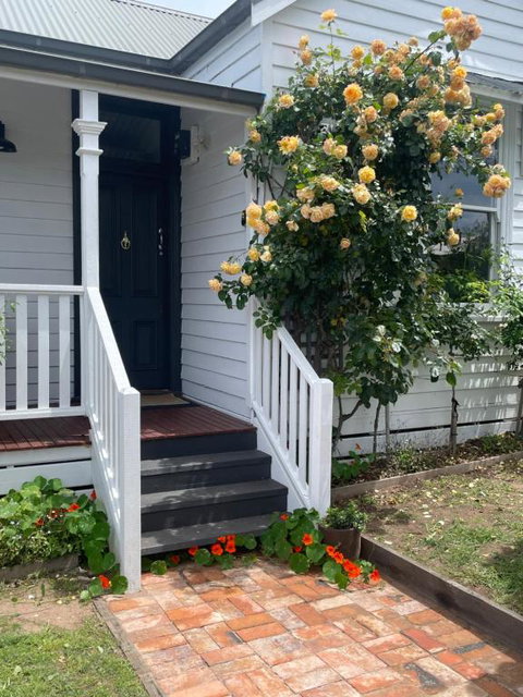 Old Maffra Cottage - Dalby Accommodation 1