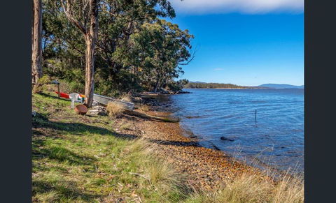 On The Huon River - Dalby Accommodation 1