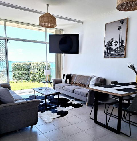 ON THE WATERS EDGE - Dalby Accommodation 1