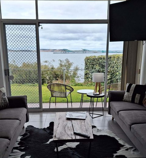 ON THE WATERS EDGE - Dalby Accommodation 0
