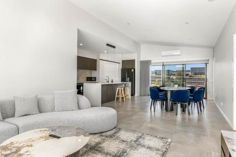 Opulence Cove - Dalby Accommodation 0
