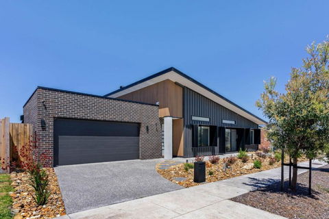 Opulence Cove - Dalby Accommodation 1