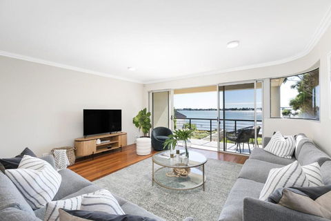 Panoramic Water View Apartment - Dalby Accommodation 2