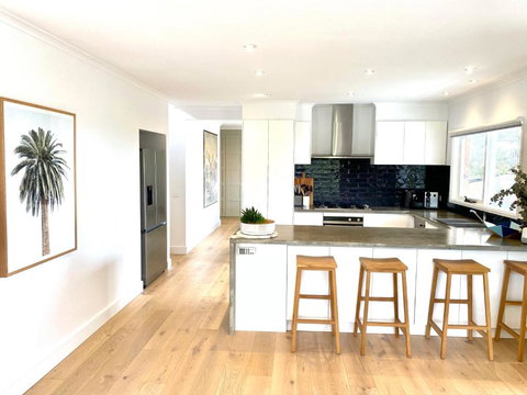 Pool & Pet Friendly - Mornington Peninsula Beach House - Dalby Accommodation 2