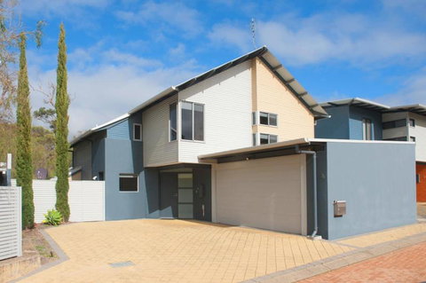 PEPPY TREE HOUSE - Dalby Accommodation 0