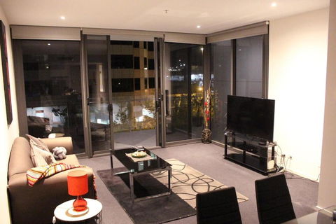 Perfectly Located Modern Apartment - Canberra CBD - Dalby Accommodation 1