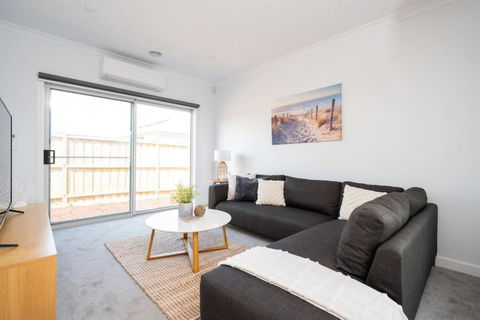 PIPER Modern Home Walk To Beach Shops Parks - Dalby Accommodation 3
