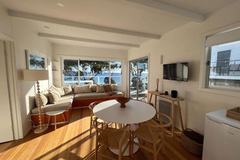 PIPI SHACK - Iconic Waterfront Shack Binalong Bay - Dalby Accommodation 2