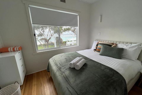 PIPI SHACK - Iconic Waterfront Shack Binalong Bay - Dalby Accommodation 3