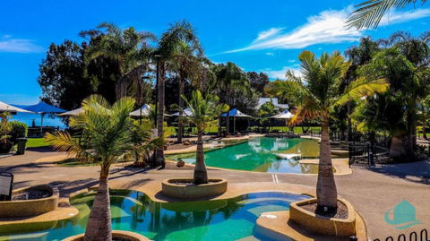 Plover Executive Deluxe Villa 25 - Dalby Accommodation 1