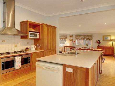 Plum Tree Cottage - Dalby Accommodation 3