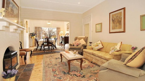 Plum Tree Cottage - Dalby Accommodation 1