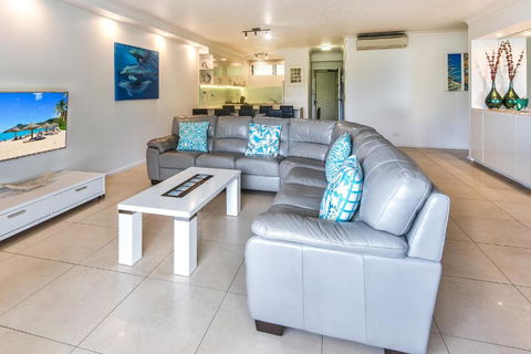 POINCIANA 101 HAMILTON ISLAND CENTRALLY LOCATED 3 BEDROOM, Plus BUGGY!! - Dalby Accommodation 3