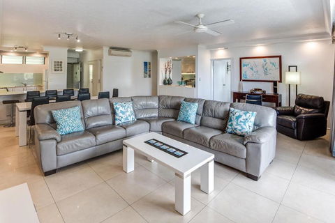 POINCIANA 101 HAMILTON ISLAND CENTRALLY LOCATED 3 BEDROOM, Plus BUGGY!! - Dalby Accommodation 2