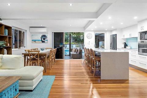 Pool Side Luxury Pet Friendly - Walk To The Beach - Dalby Accommodation 2