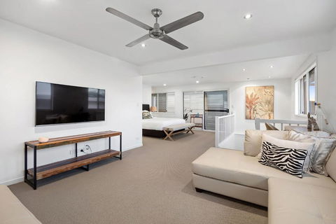 Pool Side Luxury Pet Friendly - Walk To The Beach - Dalby Accommodation 3