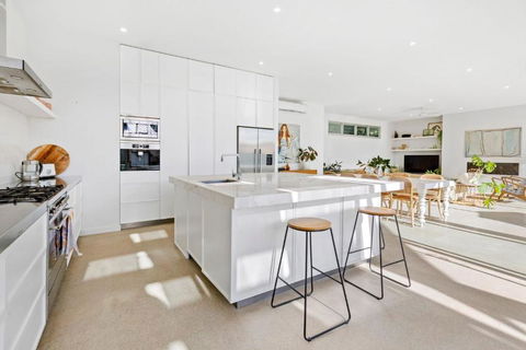 Poolside Paradise Mount Eliza - Dalby Accommodation 1