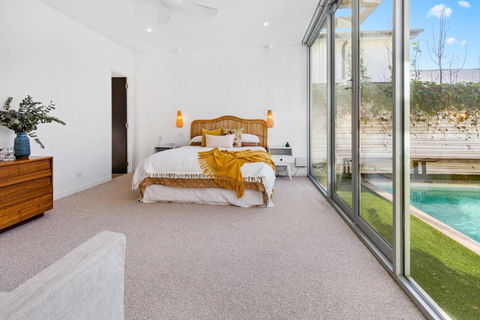 Poolside Paradise Mount Eliza - Dalby Accommodation 3
