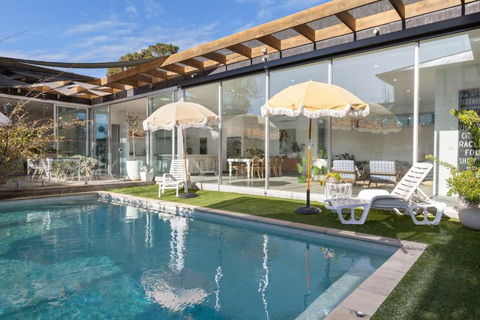 Poolside Paradise Mount Eliza - Dalby Accommodation 0