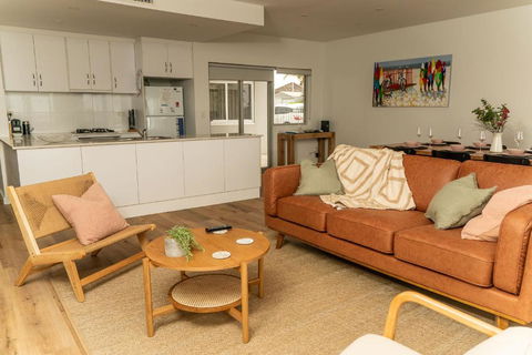 Port Vincent Seaside Apartments - Apartment 2 - Dalby Accommodation 3