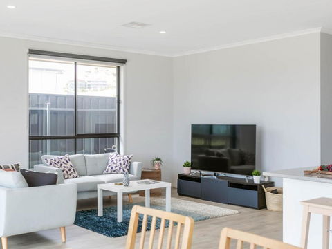 Putters Paradise 25-30 Troon Drive - Dalby Accommodation 1