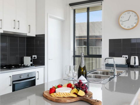 Putters Paradise 25-30 Troon Drive - Dalby Accommodation 3