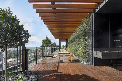 Premium Albert Park Grand Prix Apartment By Ready Set Host - Dalby Accommodation 3