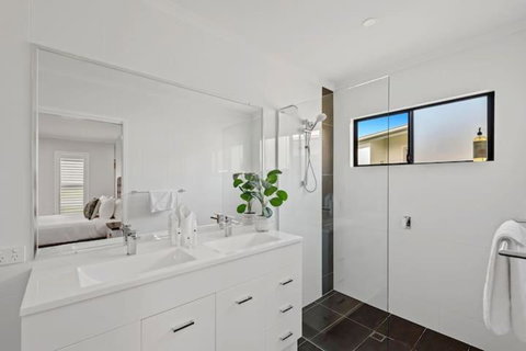 Private Mudjimba Beach Abode - Dalby Accommodation 2