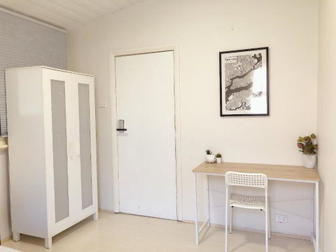 Quaint Double Or Queen Room - Mins To Stations&UNSW - Shared Bathroom - Dalby Accommodation 2