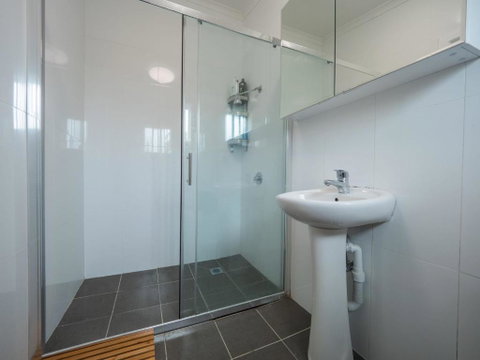 Quaint Double Or Queen Room - Mins To Stations&UNSW - Shared Bathroom - Dalby Accommodation 3