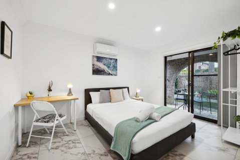 Quaint Double Room - Centrally Located At Glenfield - Shared Bathroom - Dalby Accommodation 0