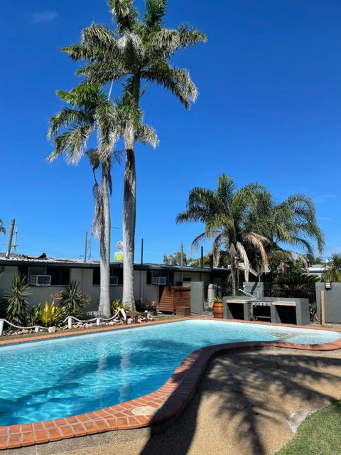 Queens Beach Hotel - Dalby Accommodation 2