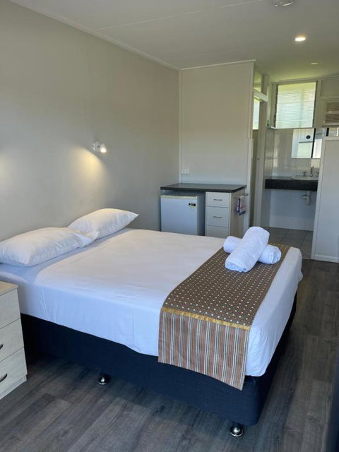 Queens Beach Hotel - Dalby Accommodation 0