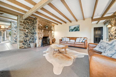 Quigtoo Cottage - Beautiful 4BR Stone Cottage L WiFi L Bath L Garden - Dalby Accommodation 2