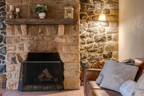Quigtoo Cottage - Beautiful 4BR Stone Cottage L WiFi L Bath L Garden - Dalby Accommodation 3