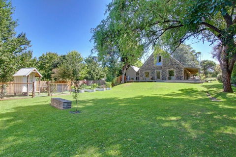 Quigtoo Cottage - Beautiful 4BR Stone Cottage L WiFi L Bath L Garden - Dalby Accommodation 0